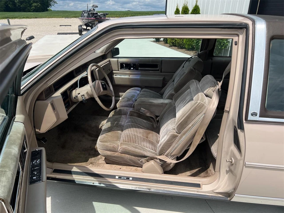 1988 Cadillac DeVille 6th Gen - Image 19 of 31