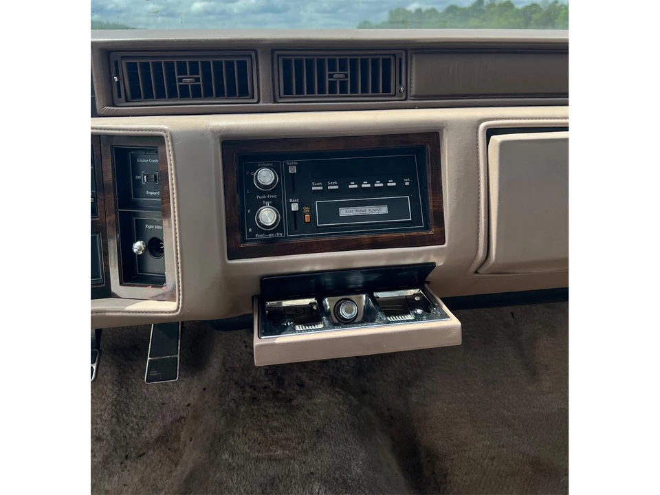 1988 Cadillac DeVille 6th Gen - Image 20 of 31