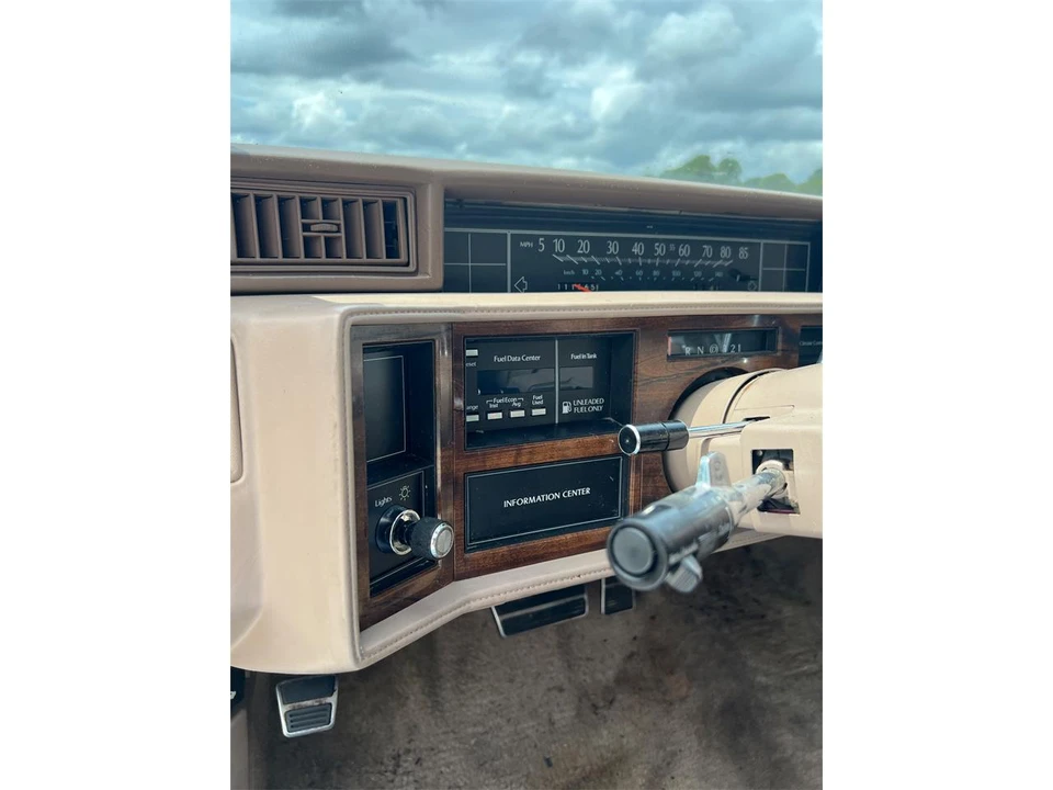 1988 Cadillac DeVille 6th Gen - Image 22 of 31