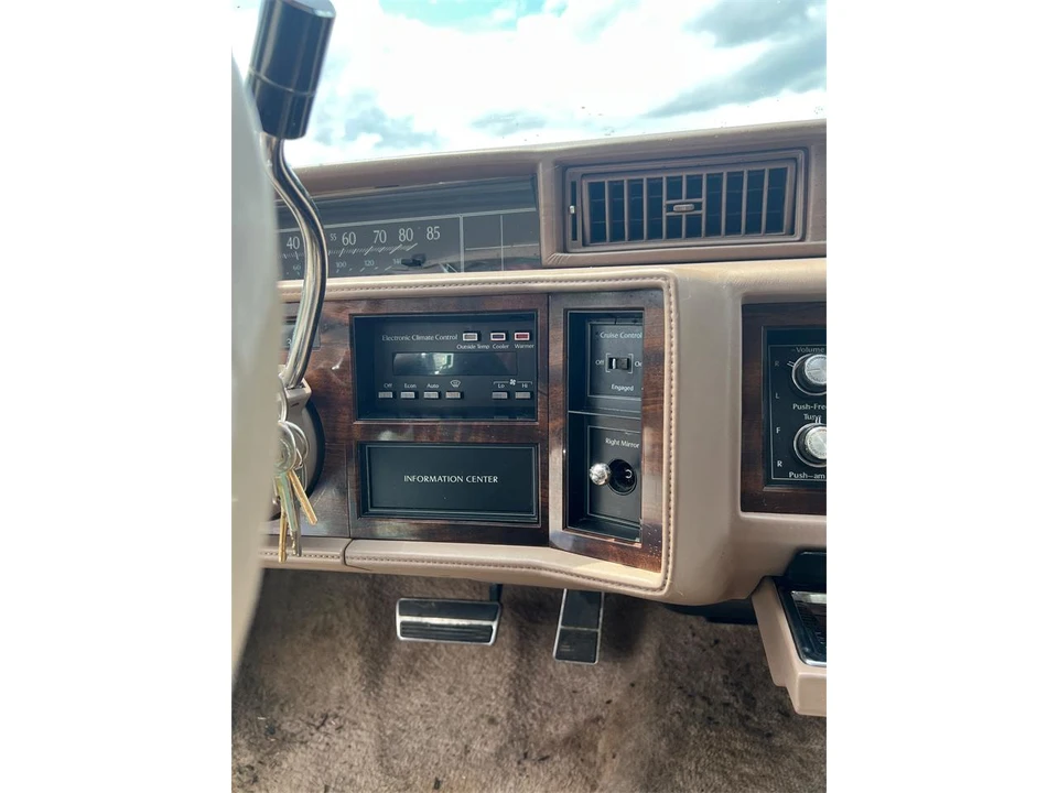 1988 Cadillac DeVille 6th Gen - Image 24 of 31