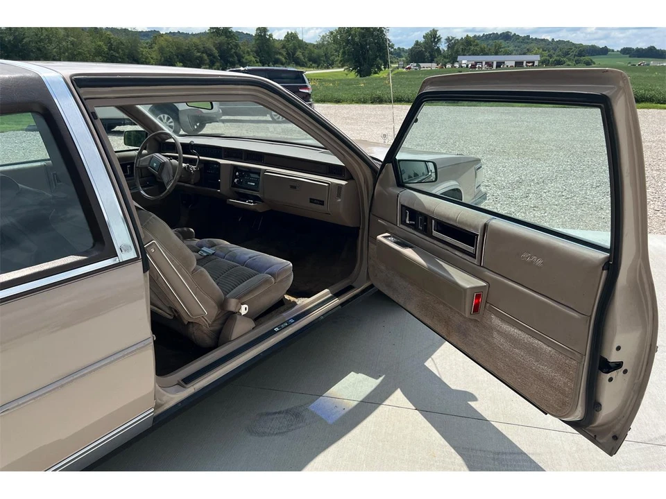 1988 Cadillac DeVille 6th Gen - Image 28 of 31