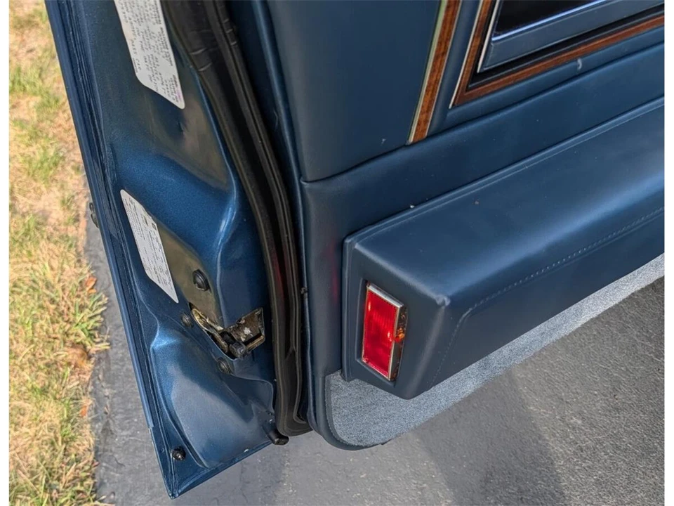 1988 Cadillac DeVille 6th Gen - Image 10 of 29