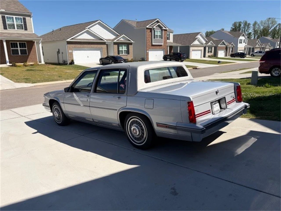 1988 Cadillac Fleetwood - Image 3 of 4