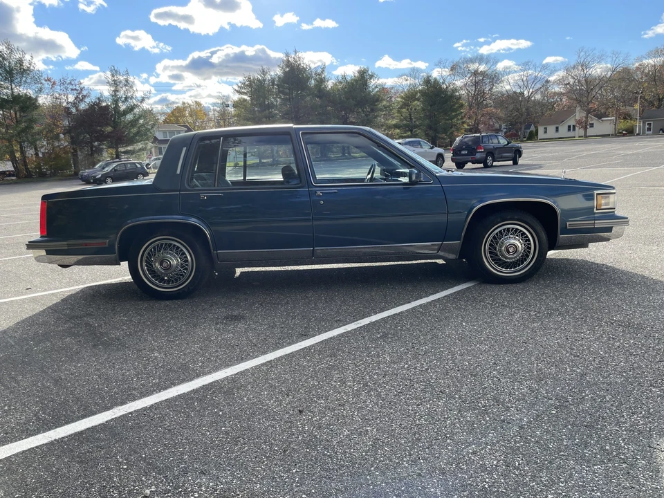 1988 Cadillac Fleetwood - Image 11 of 31
