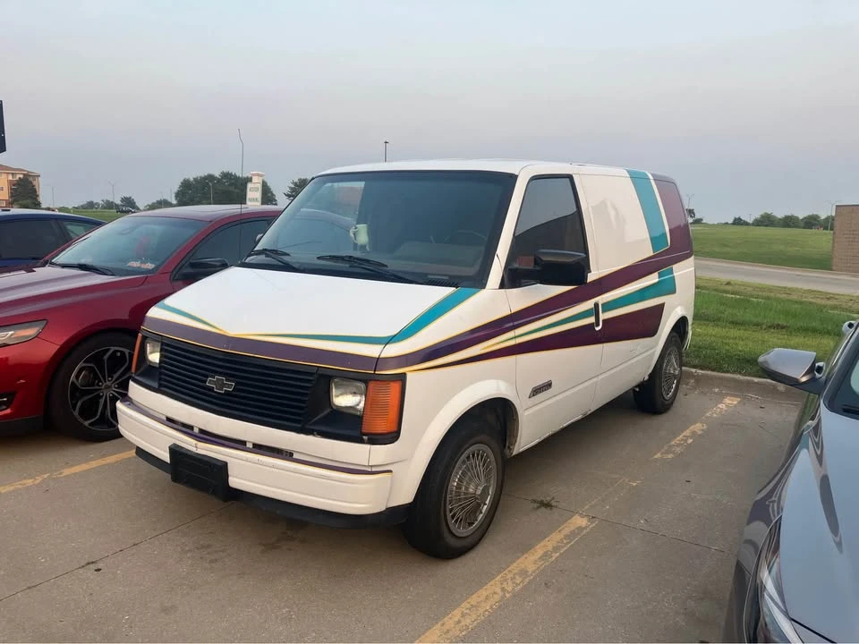 1988 Chevrolet Astro - Image 2 of 13