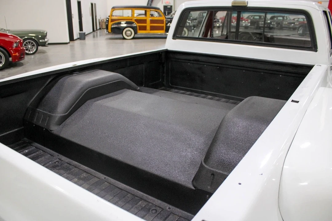 1988 Chevrolet - Image 21 of 31
