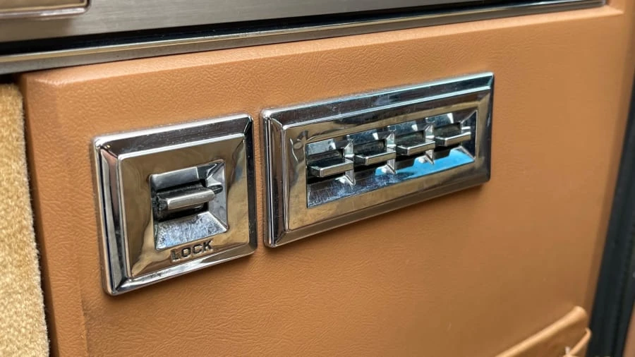 1988 Chevrolet Suburban 7th Gen - Image 9 of 31