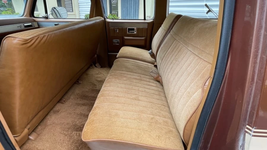 1988 Chevrolet Suburban 7th Gen - Image 10 of 31
