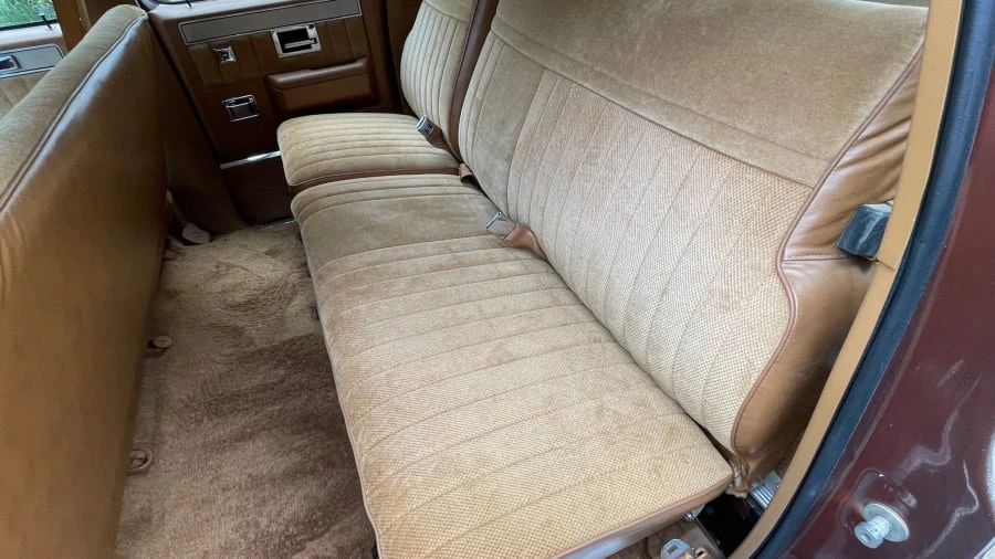 1988 Chevrolet Suburban 7th Gen - Image 11 of 31