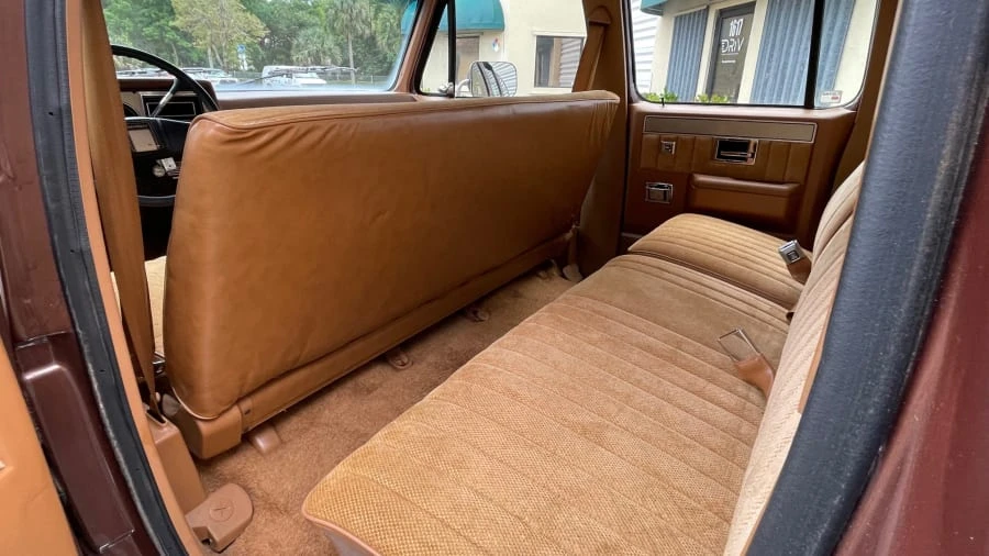 1988 Chevrolet Suburban 7th Gen - Image 12 of 31