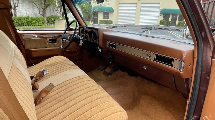 1988 Chevrolet Suburban 7th Gen - Image 15 of 31