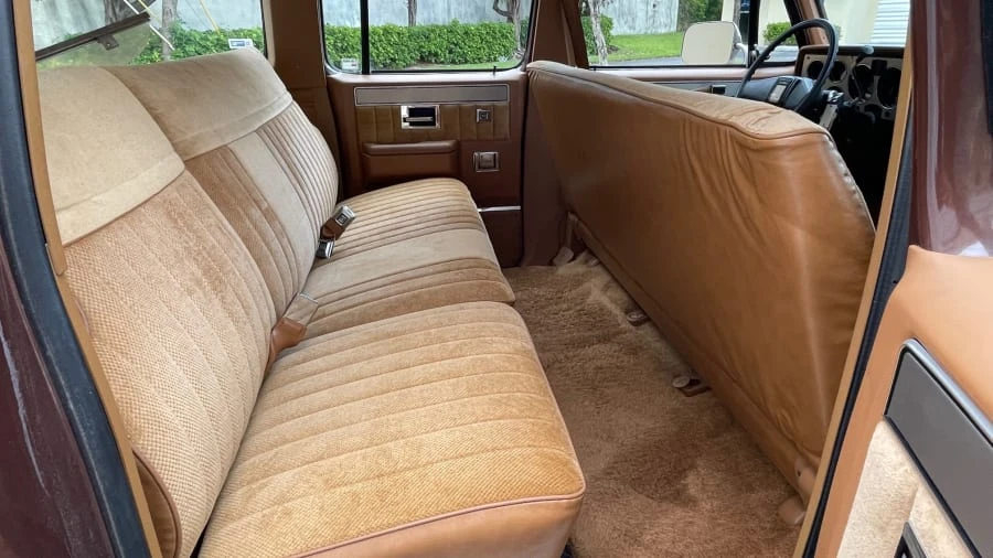 1988 Chevrolet Suburban 7th Gen - Image 16 of 31