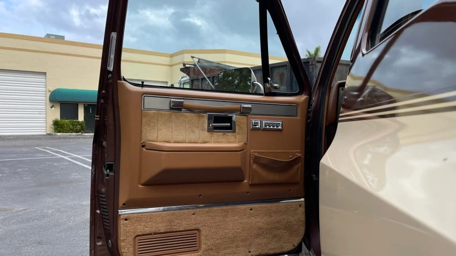 1988 Chevrolet Suburban 7th Gen - Image 18 of 31