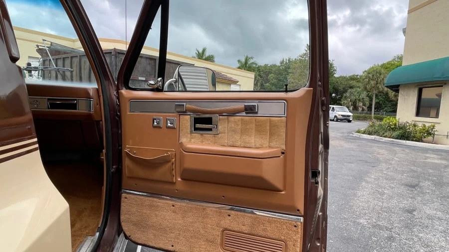 1988 Chevrolet Suburban 7th Gen - Image 24 of 31