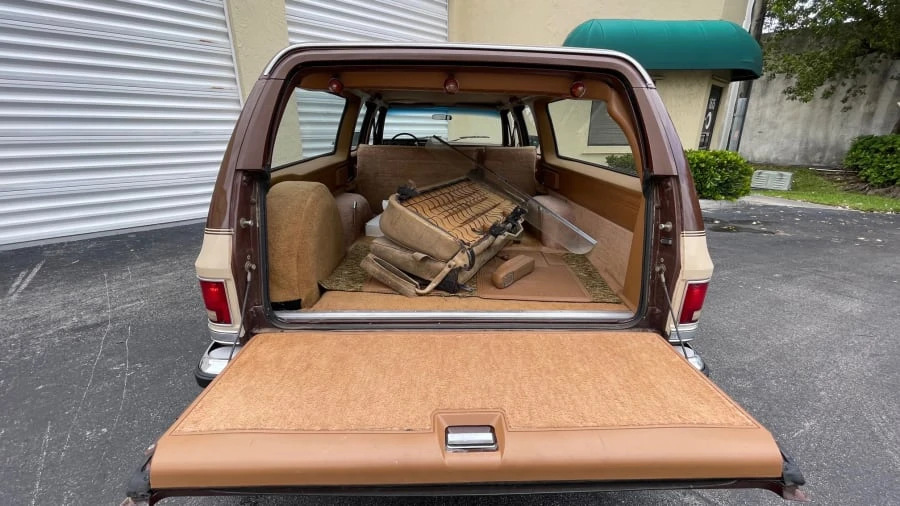 1988 Chevrolet Suburban 7th Gen - Image 28 of 31