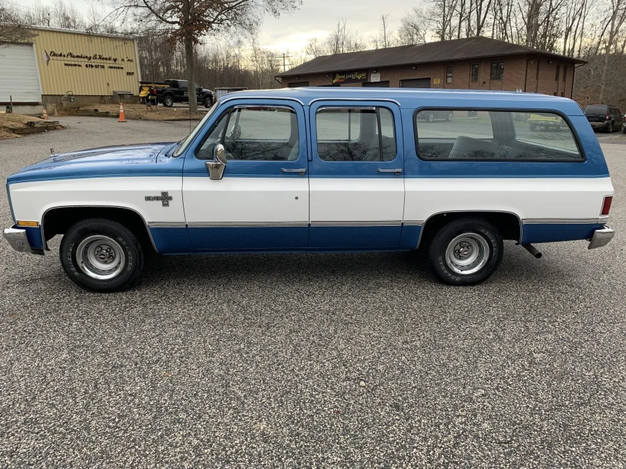1988 Chevrolet Suburban 7th Gen - Image 2 of 17