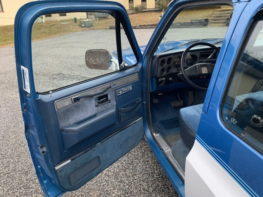 1988 Chevrolet Suburban 7th Gen - Image 4 of 17