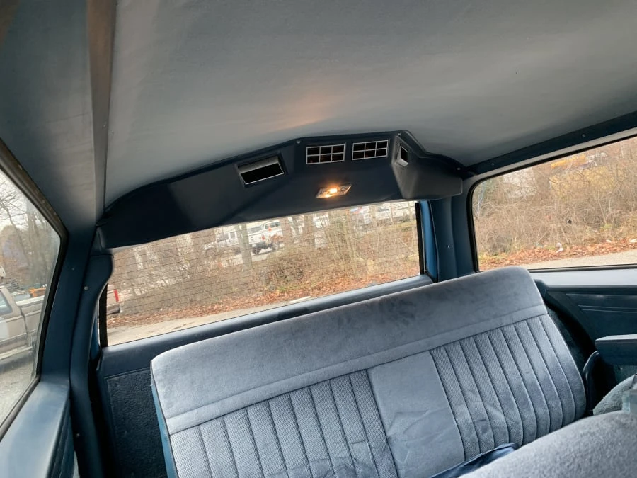 1988 Chevrolet Suburban 7th Gen - Image 8 of 17
