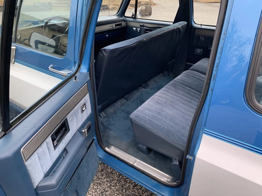 1988 Chevrolet Suburban 7th Gen - Image 9 of 17