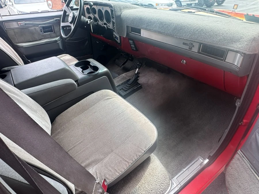 1988 Chevrolet Suburban 7th Gen - Image 9 of 13