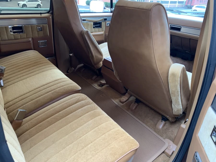1988 Chevrolet Suburban 7th Gen - Image 7 of 9