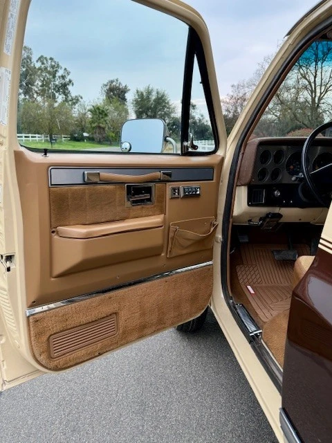 1988 Chevrolet Suburban 7th Gen - Image 14 of 21