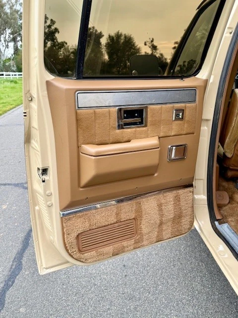 1988 Chevrolet Suburban 7th Gen - Image 15 of 21