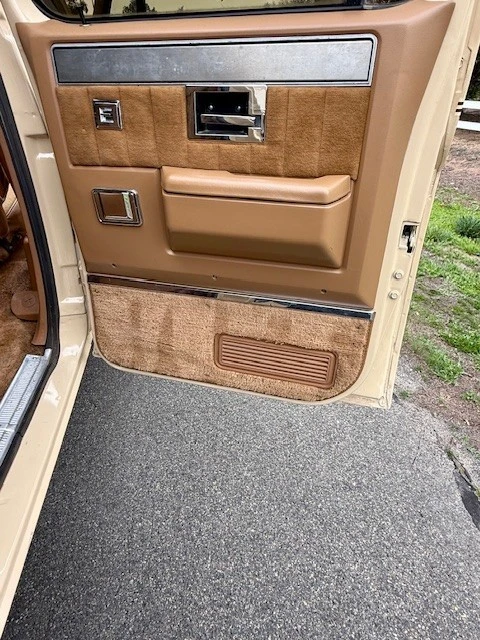 1988 Chevrolet Suburban 7th Gen - Image 16 of 21