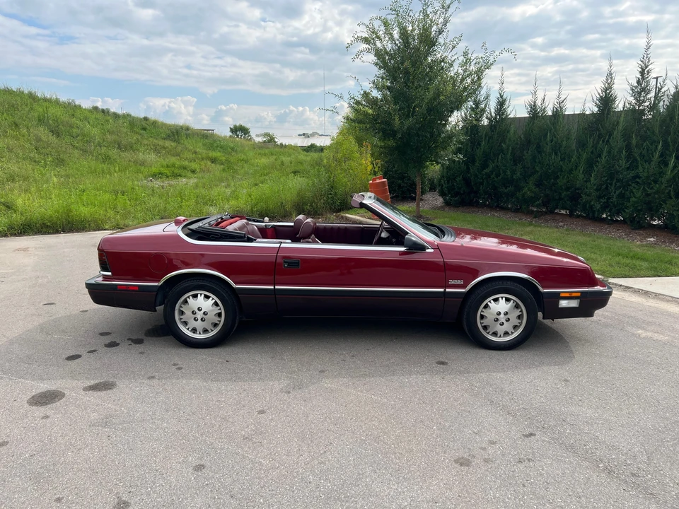 1988 Chrysler LeBaron - Image 24 of 31