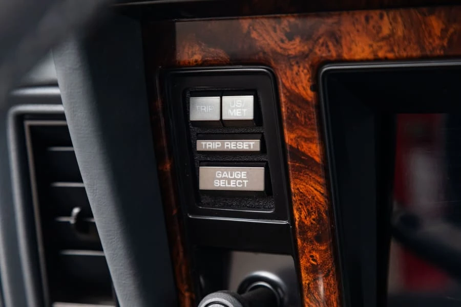 1988 Chrysler LeBaron - Image 23 of 31