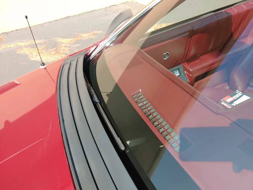 1988 Chrysler LeBaron - Image 27 of 31
