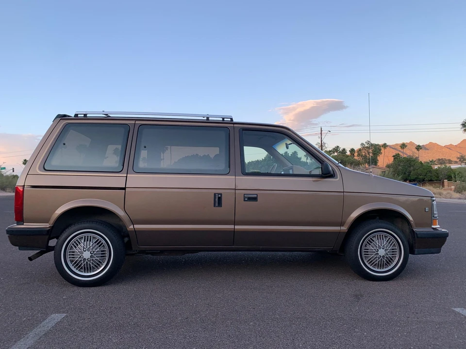 1988 Dodge Caravan - Image 17 of 31