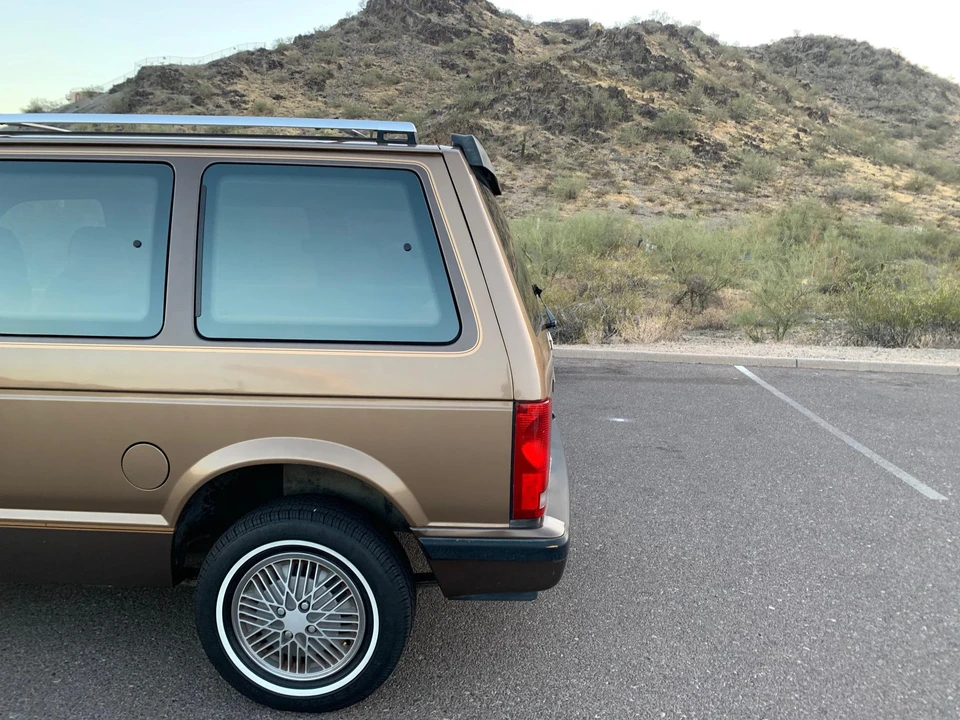 1988 Dodge Caravan - Image 24 of 31