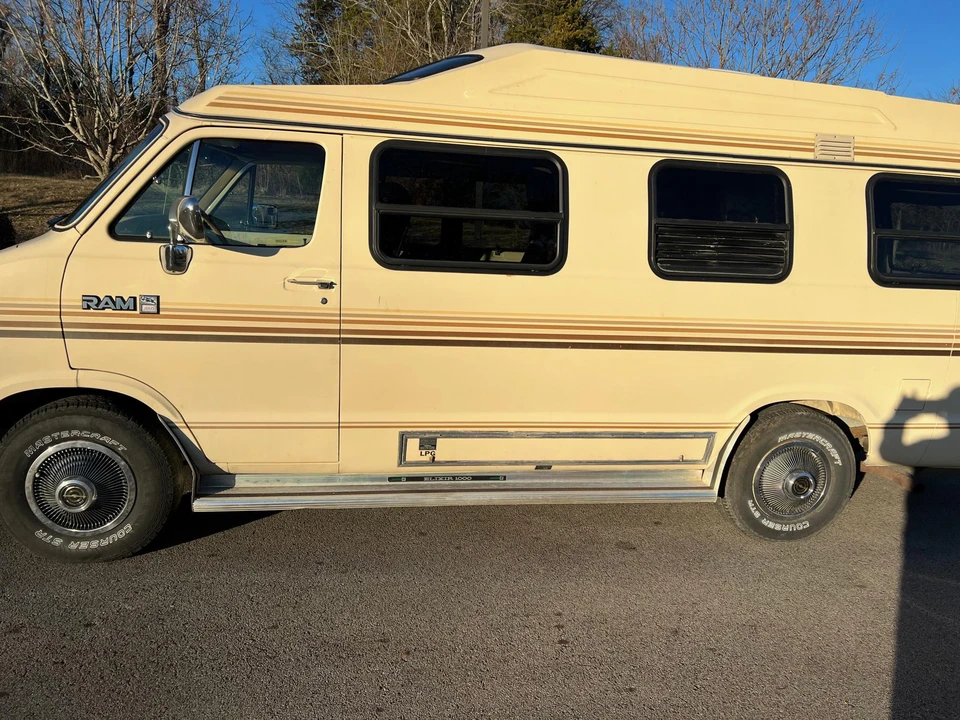 1988 Dodge Ram Van - Image 11 of 19