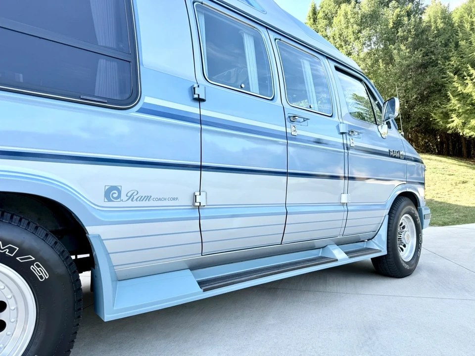 1988 Dodge Ram Van - Image 17 of 21
