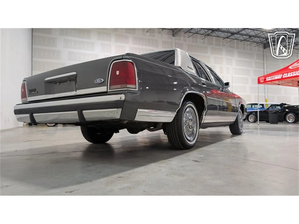 1988 Ford Crown Victoria - Image 16 of 31