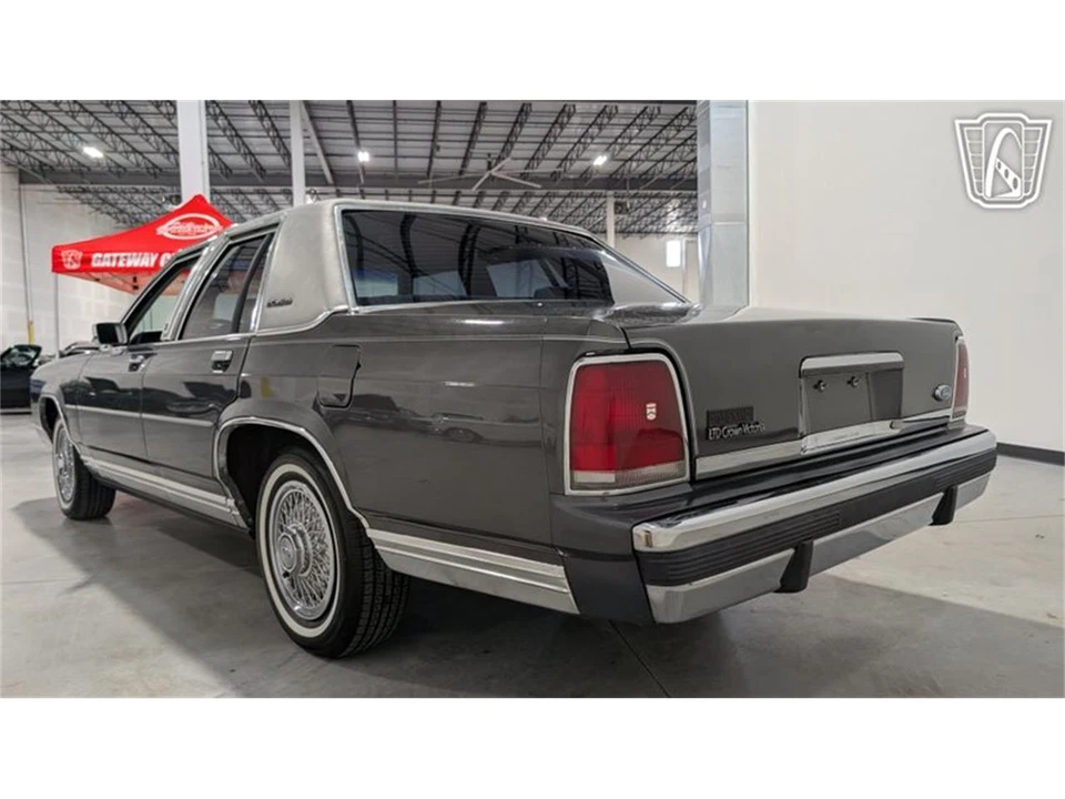 1988 Ford Crown Victoria - Image 9 of 31