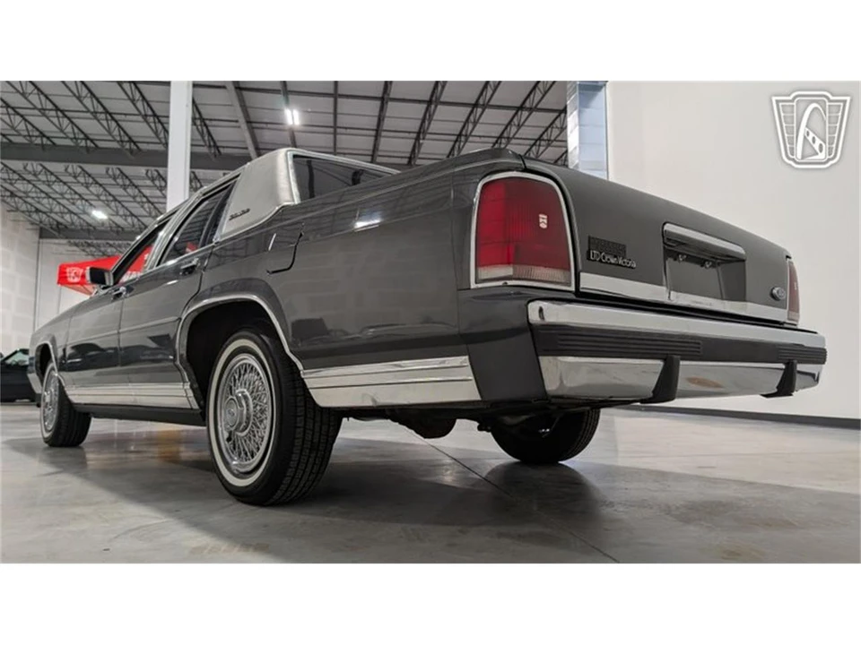 1988 Ford Crown Victoria - Image 10 of 31