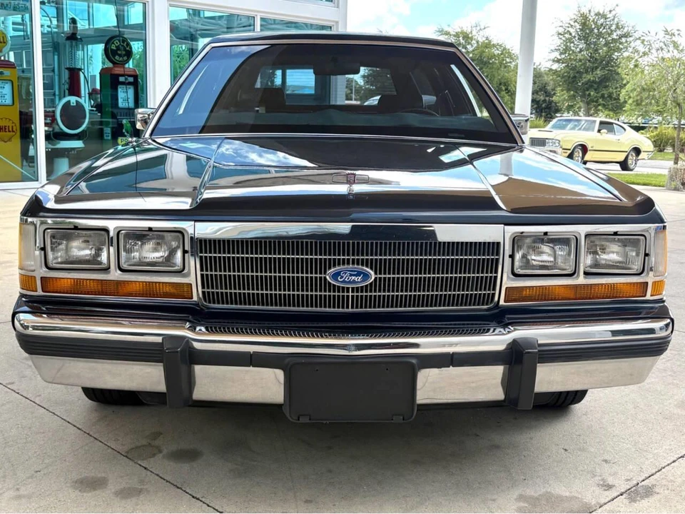 1988 Ford Crown Victoria - Image 2 of 31