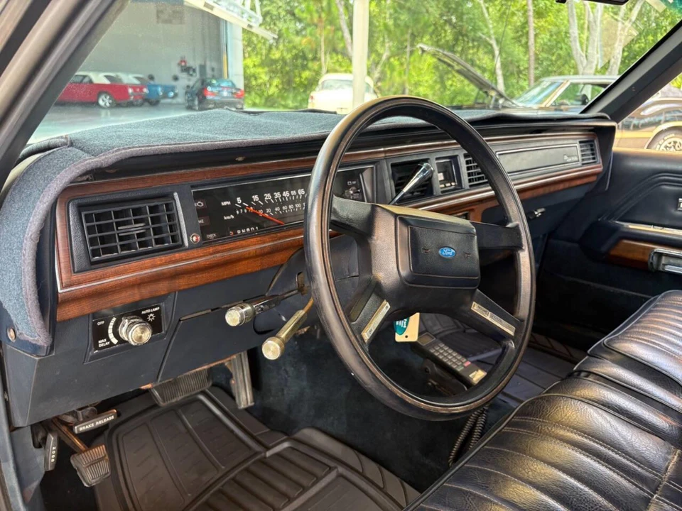 1988 Ford Crown Victoria - Image 24 of 31