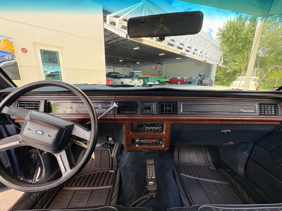 1988 Ford Crown Victoria - Image 28 of 31