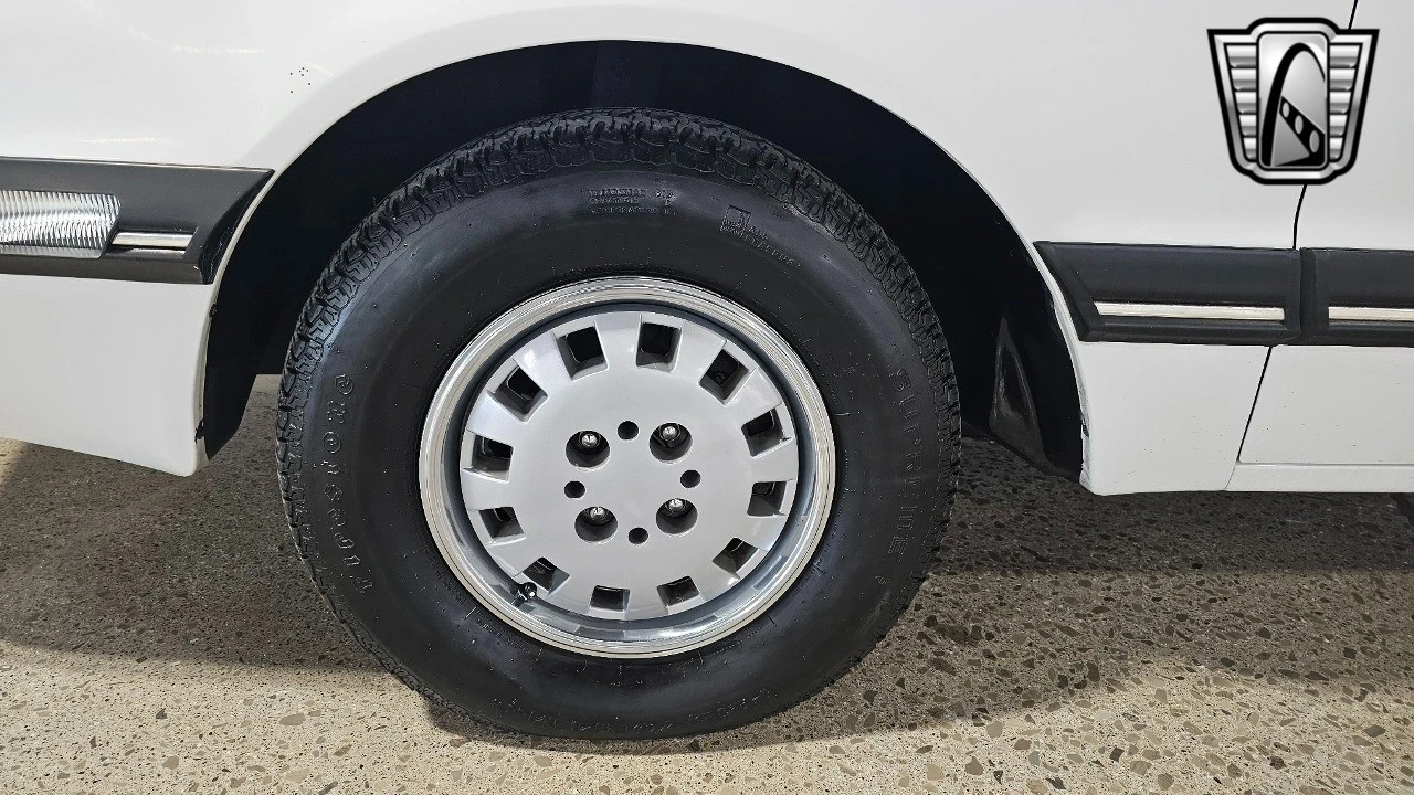 1988 Ford Thunderbird 9th Gen - Image 8 of 12
