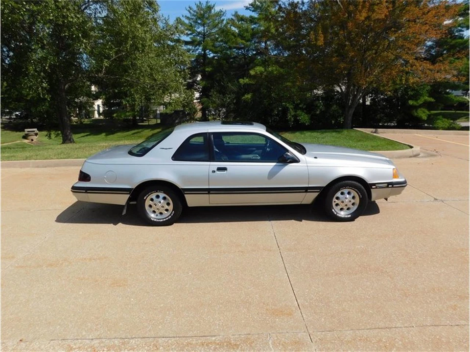 1988 Ford Thunderbird 9th Gen - Image 25 of 31