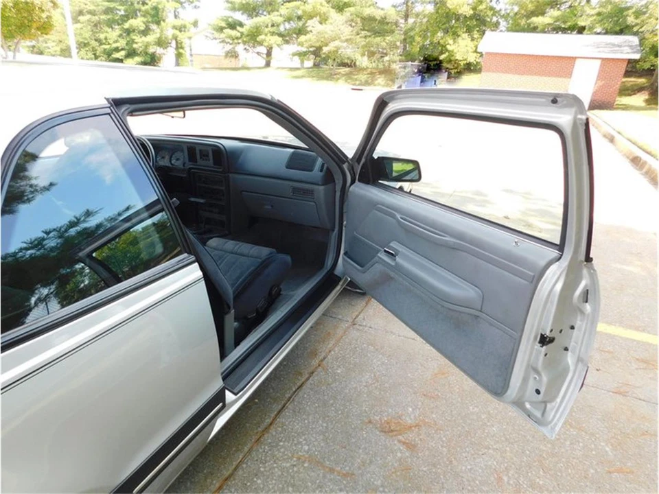 1988 Ford Thunderbird 9th Gen - Image 16 of 31