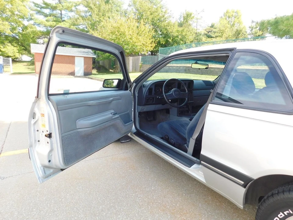 1988 Ford Thunderbird 9th Gen - Image 30 of 31