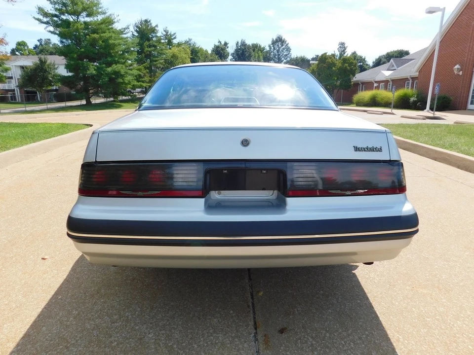 1988 Ford Thunderbird 9th Gen - Image 27 of 31