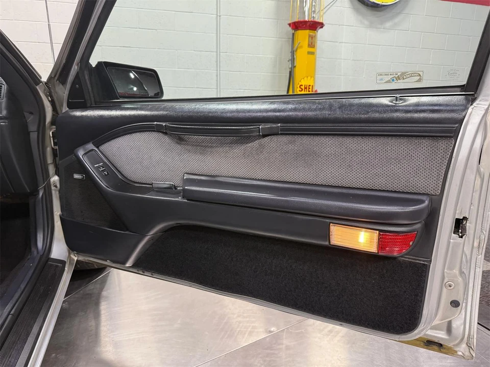 1988 Ford Thunderbird 9th Gen - Image 30 of 31