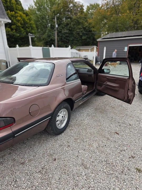 1988 Ford Thunderbird 9th Gen - Image 5 of 12