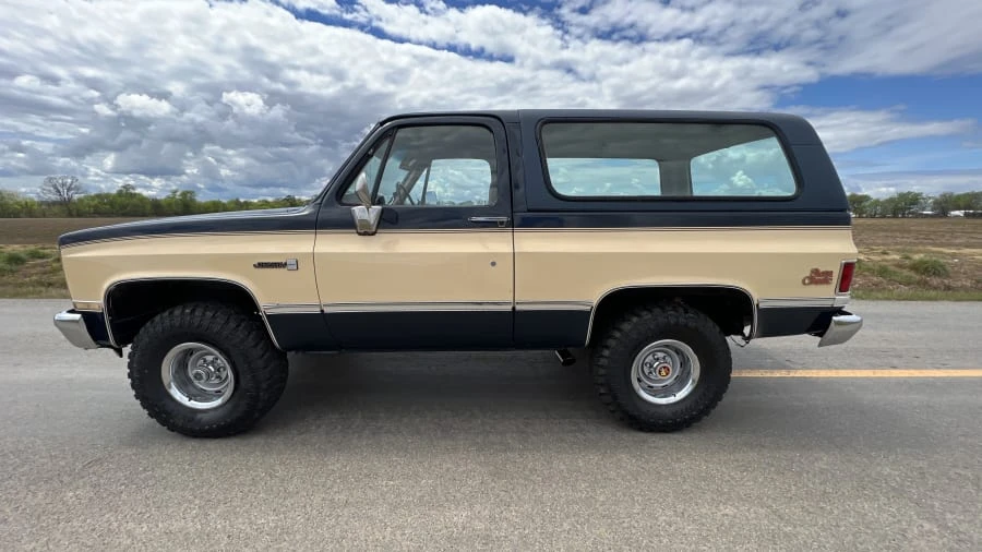 1988 GMC Jimmy 2nd Gen - Image 2 of 11