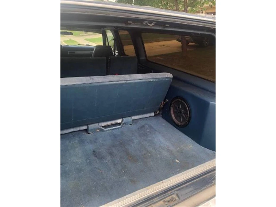 1988 GMC Suburban 7th Gen - Image 9 of 14